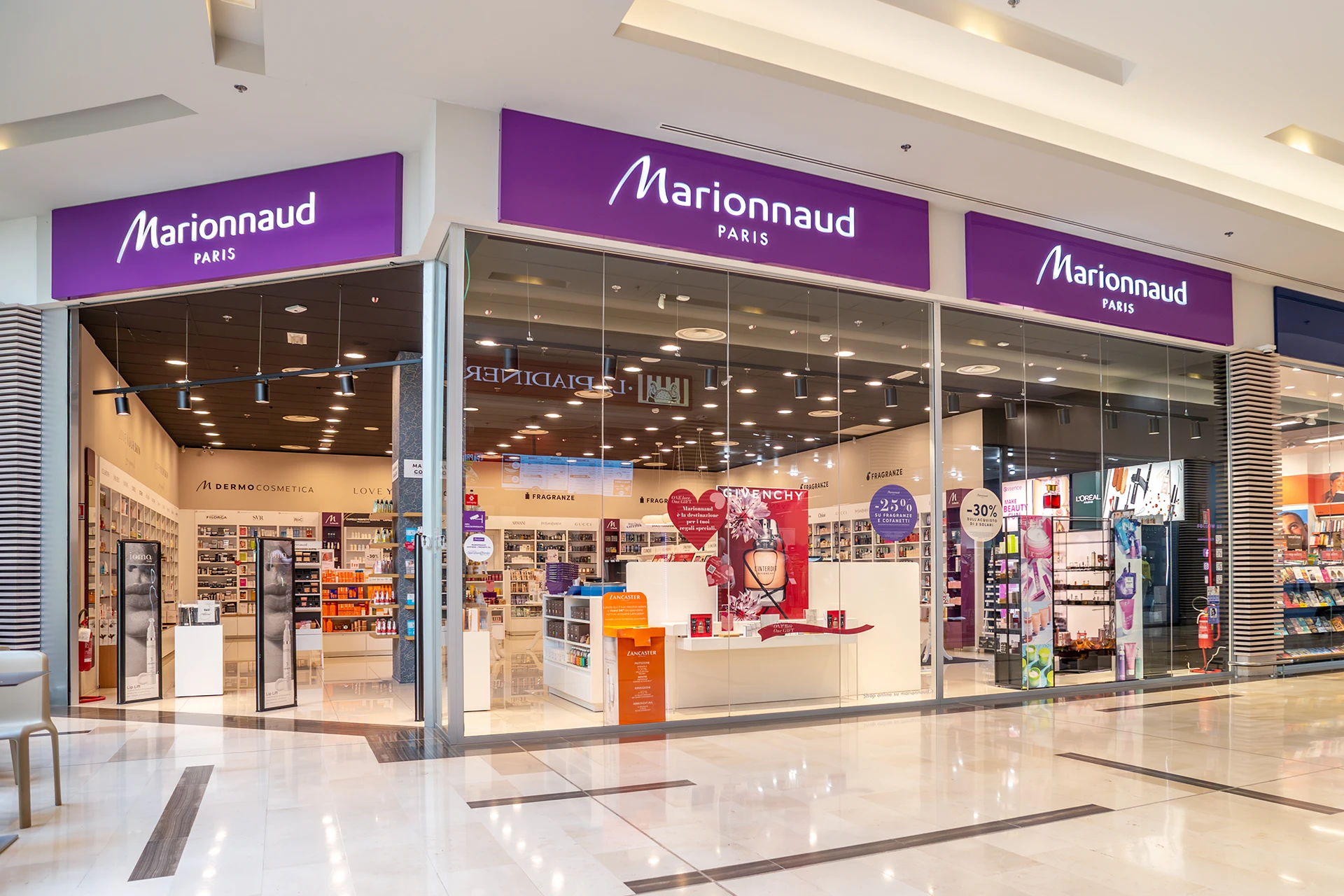 Boutique Marionnaud aménagée avec une scénographie retail